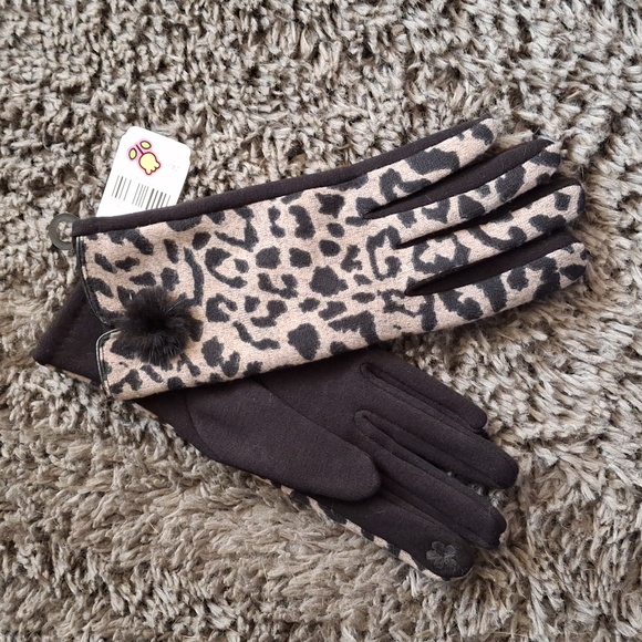 None Accessories - NWT Cheetah Print Gloves